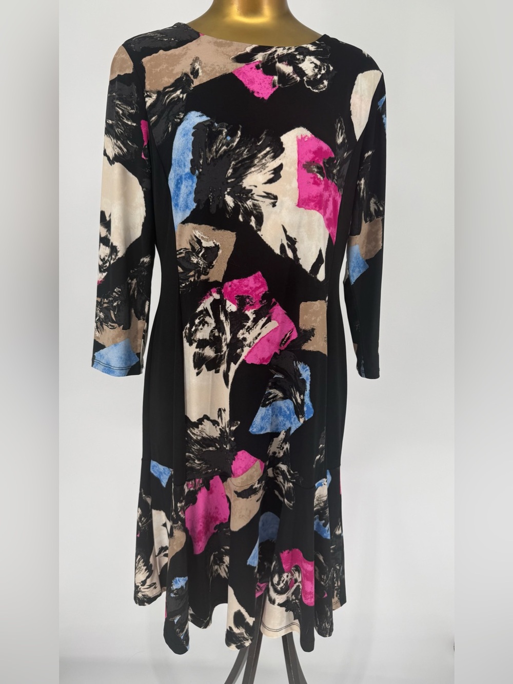 Ellen Tracy Black,Pink,Blue and Beige Midi Dress with 3/4 sleeves
Size L